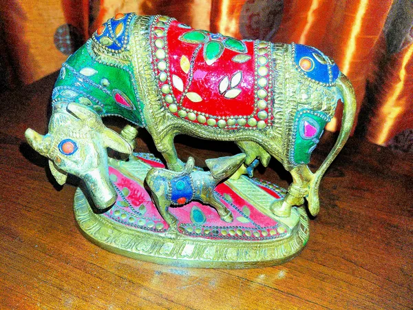 Metal_Traditional_Cow_And_Calf_Decorative_Figurine