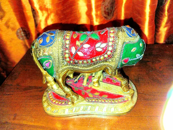 Metal_Traditional_Cow_And_Calf_Decorative_Figurine