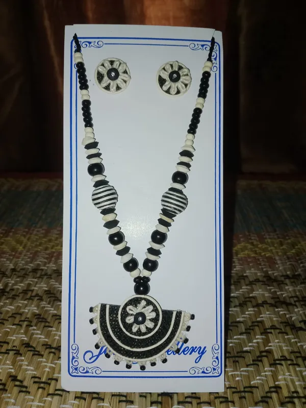 Black_Beaded_Necklace_Set_for_Women