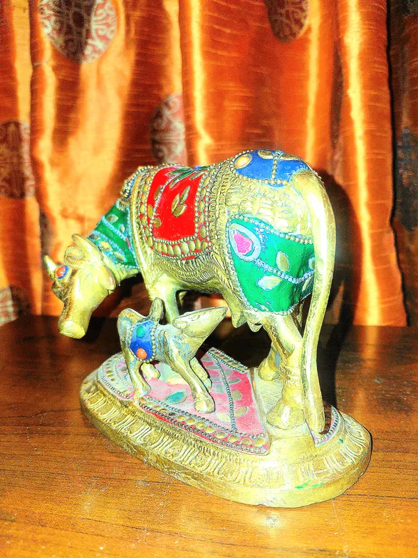 Metal_Traditional_Cow_And_Calf_Decorative_Figurine
