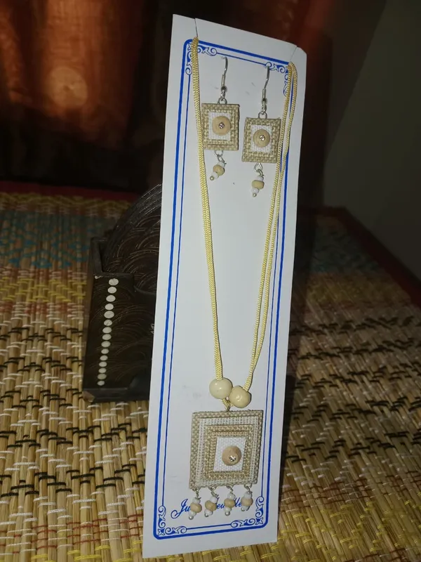 Gold_Tone_Square_Pendant_Jewellery_Set_for_Women