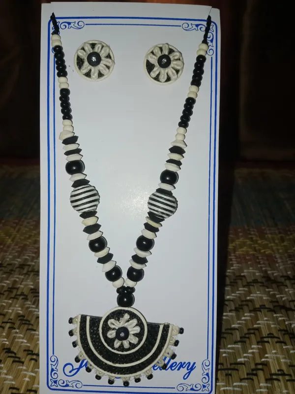 Black_Beaded_Necklace_Set_for_Women