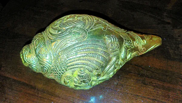 Metallic_Finish_Religious_Engraved_Conch_Shell