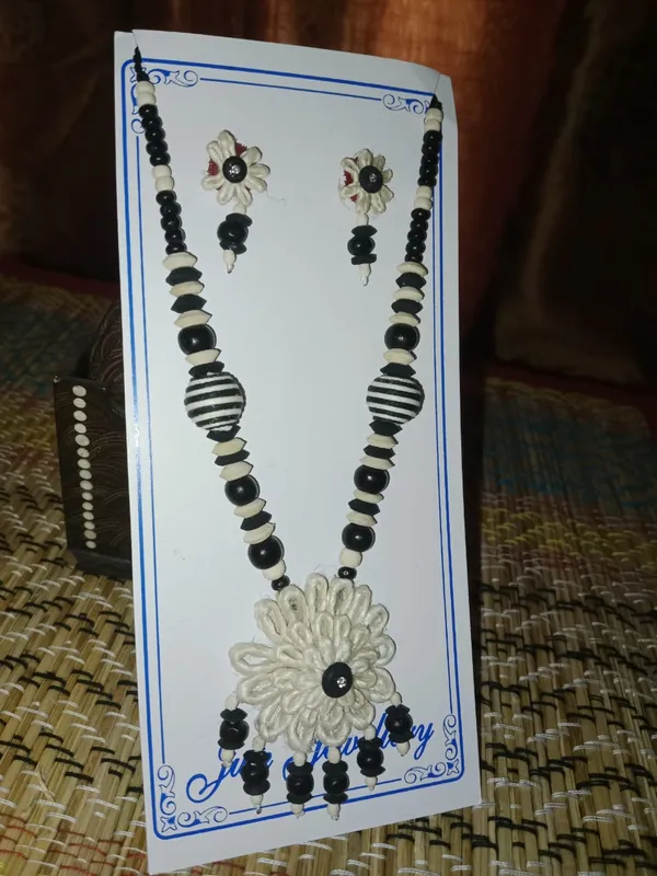 Black_And_White_Beaded_Floral_Necklace_And_Earrings_Set