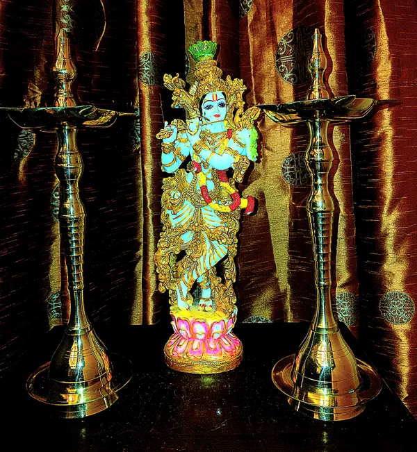 Brass_Traditional_Pair_Standing_Diyas