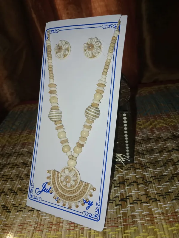 Cream_Beaded_Necklace_And_Earrings_Set_For_Women
