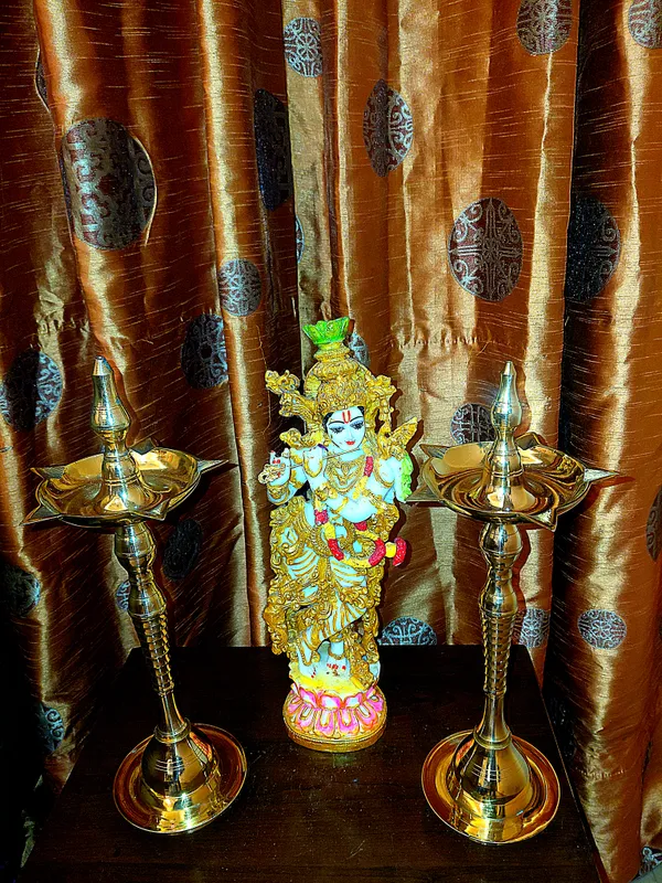 Brass_Traditional_Pair_Standing_Diyas