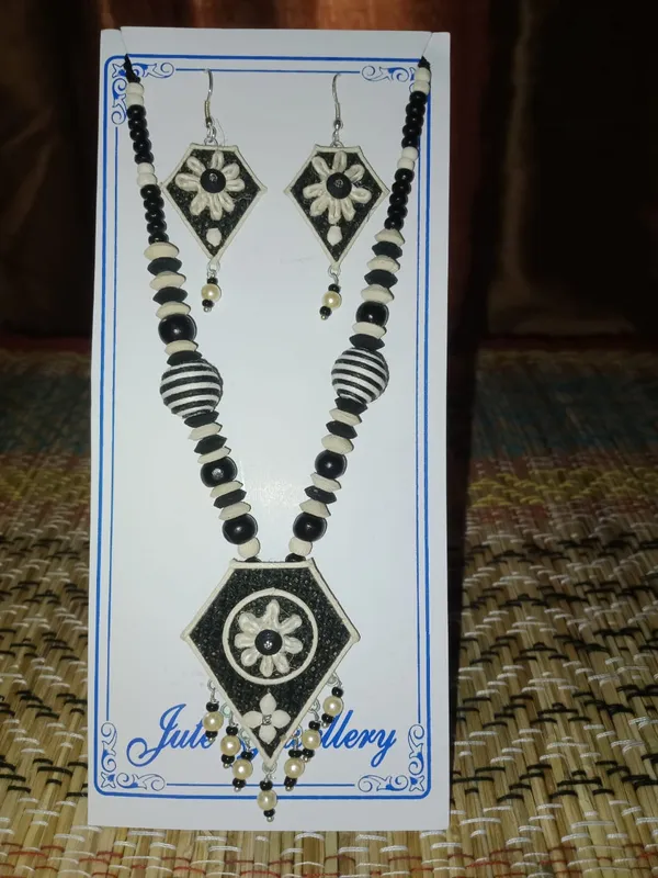 Black_And_White_Beaded_Necklace_And_Earrings_Set
