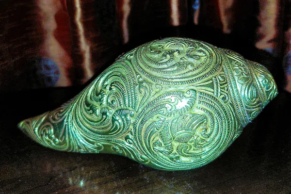 Metallic_Finish_Religious_Engraved_Conch_Shell
