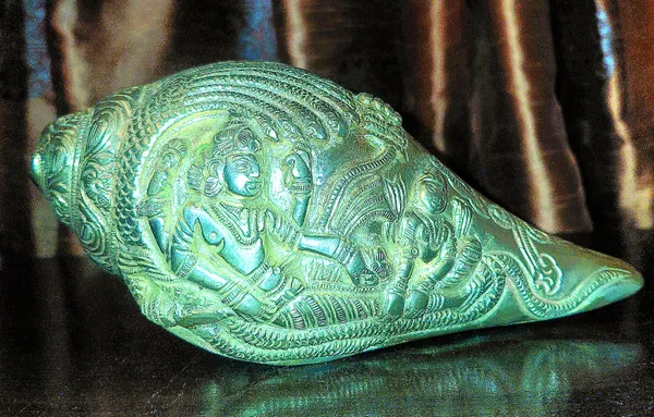 Metallic_Finish_Religious_Engraved_Conch_Shell