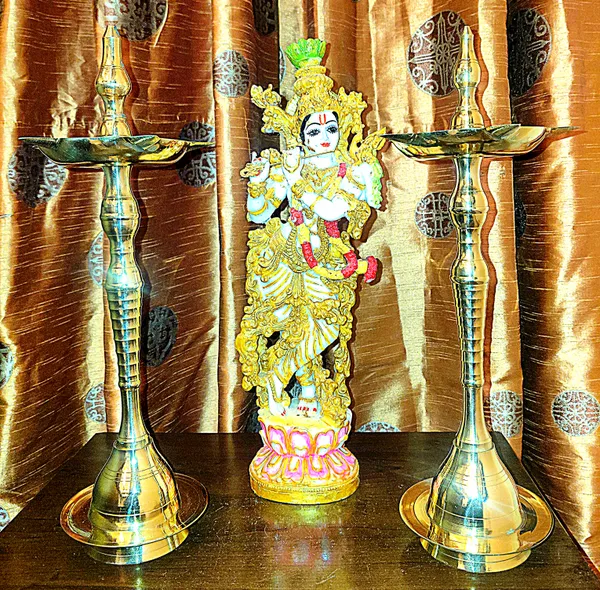 Brass_Traditional_Pair_Standing_Diyas