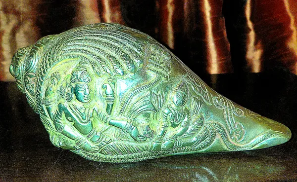 Metallic_Finish_Religious_Engraved_Conch_Shell