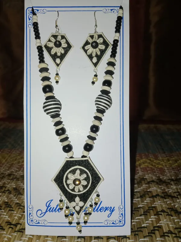 Black_And_White_Beaded_Necklace_And_Earrings_Set