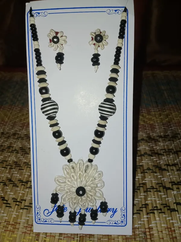 Black_And_White_Beaded_Floral_Necklace_And_Earrings_Set
