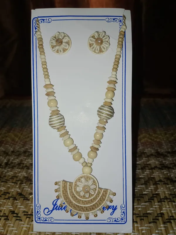 Cream_Beaded_Necklace_And_Earrings_Set_For_Women
