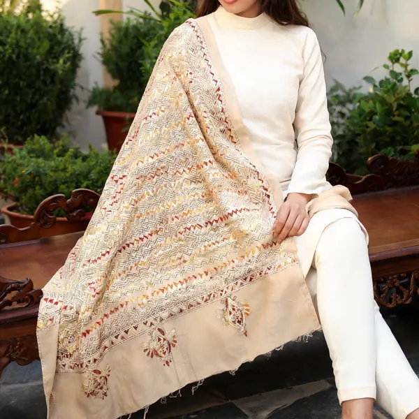 Cream_Embroidered_Saree_For_Women