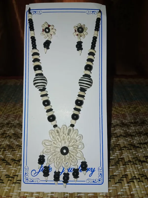 Black_And_White_Beaded_Floral_Necklace_And_Earrings_Set