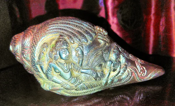 Metallic_Finish_Religious_Engraved_Conch_Shell