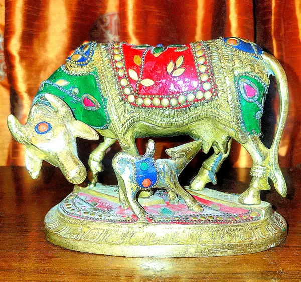 Metal_Traditional_Cow_And_Calf_Decorative_Figurine