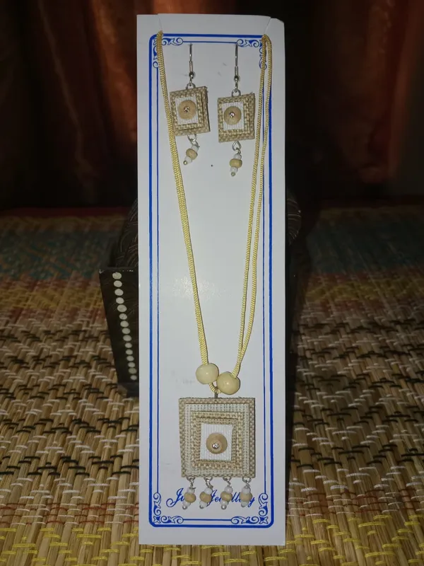 Gold_Tone_Square_Pendant_Jewellery_Set_for_Women