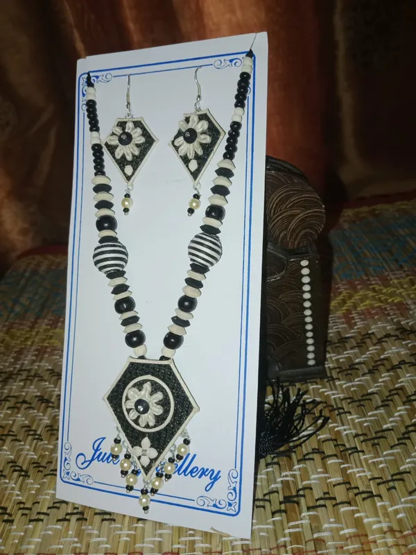 Black_And_White_Beaded_Necklace_And_Earrings_Set