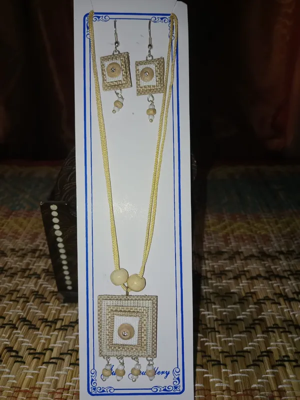 Gold_Tone_Square_Pendant_Jewellery_Set_for_Women