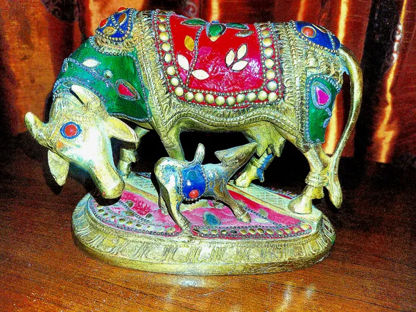 Metal_Traditional_Cow_And_Calf_Decorative_Figurine