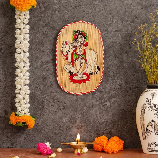 Oval_Shaped_Design_Bamboo_Hand_Crafted_Wall_Hangings_Of_Bal_Gopal_With_Holy_Cow_For_Home_Decor_Bamboo_Art_For_Wall_Decor