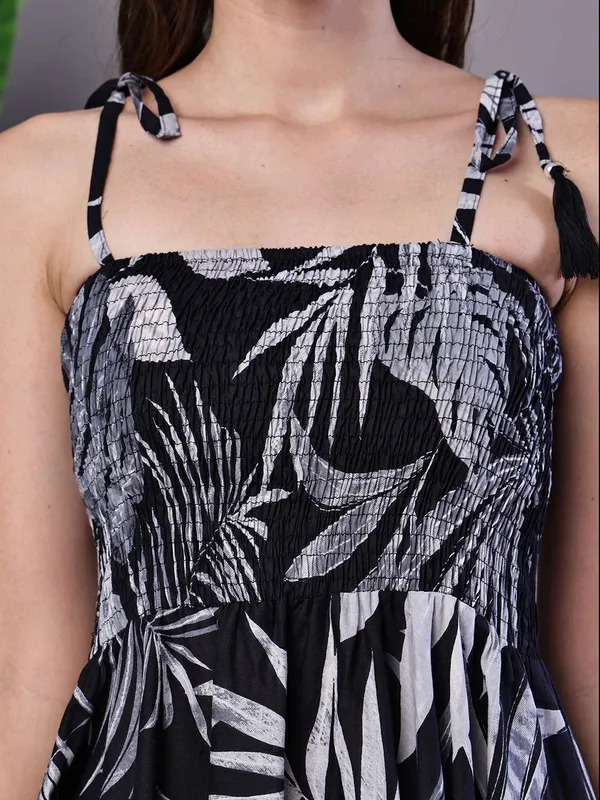Women_S_Black_White_Leaf_Print_Cotton_Handkerchief_Hem_Dress_Midi_Dresses