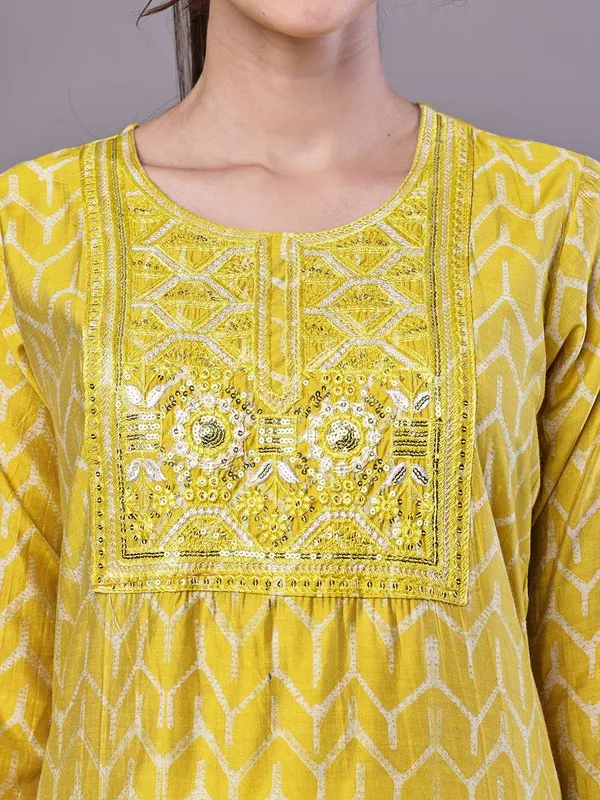Women_S_Mustard_Yellow_Chevron_Print_Chanderi_Kurta_Set_With_Mirror_Work_Suit_Sets