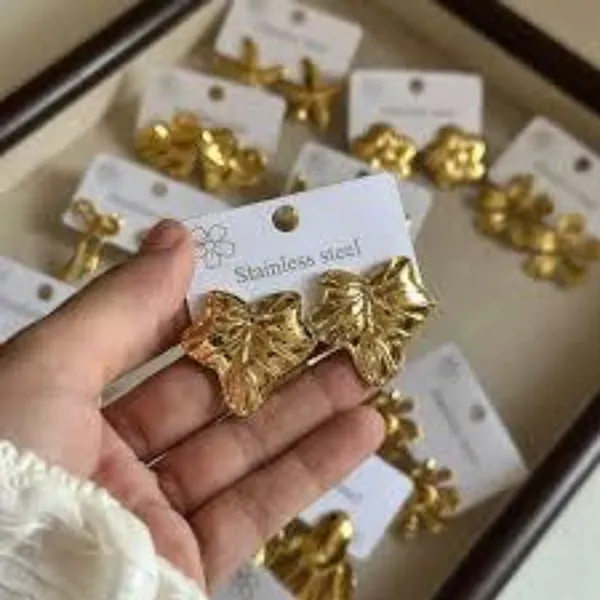 Gold_Tone_Ivy_Leaf_Stud_Earrings_For_Women