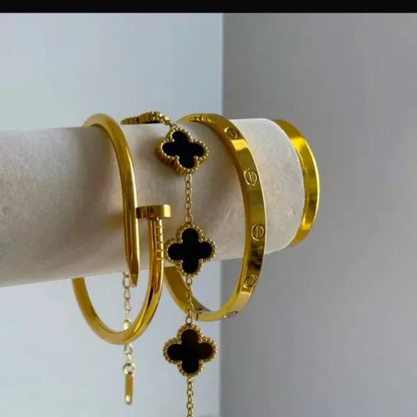 Gold_And_Black_Stainless_Steel_Clover_Charm_Bracelet_Set_For_Women