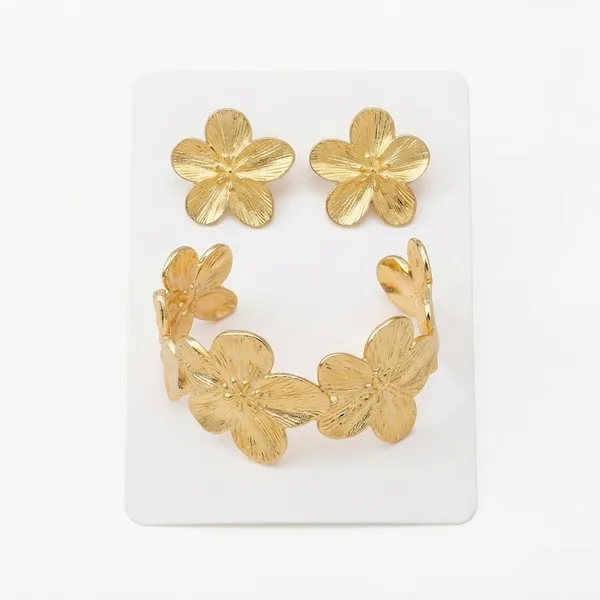 Gold_Stainless_Steel_Floral_Bracelet_And_Stud_Earrings_Set_For_Women