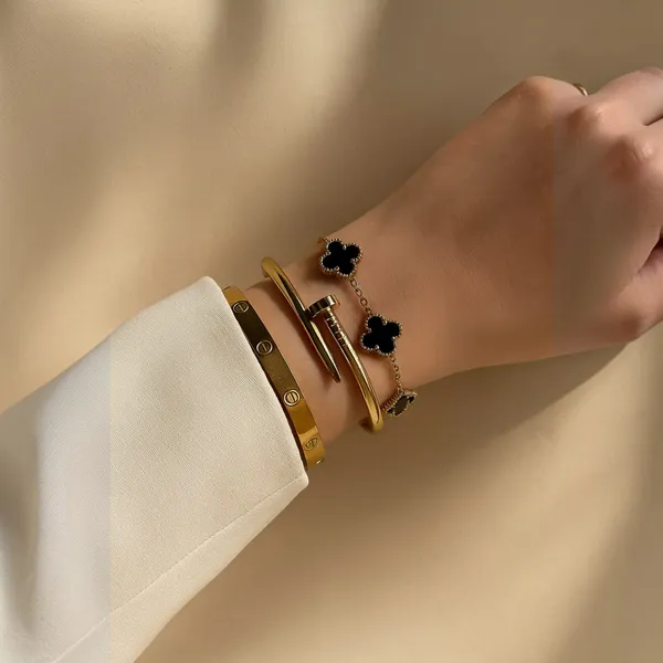 Gold_And_Black_Stainless_Steel_Clover_Charm_Bracelet_Set_For_Women