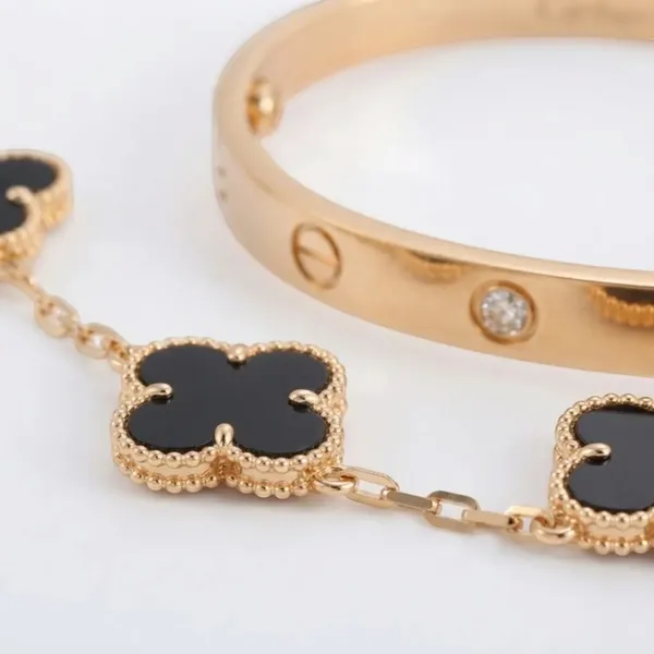 Gold_And_Black_Stainless_Steel_Clover_Charm_Bracelet_Set_For_Women