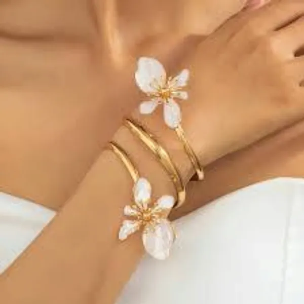 Gold_Stainless_Steel_Floral_Open_Arm_Cuff_For_Women