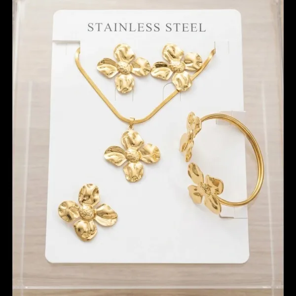 Gold_Tone_Flower_Pendant_Necklace_And_Earrings_Set_For_Women