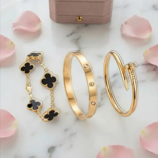 Gold_And_Black_Stainless_Steel_Clover_Charm_Bracelet_Set_For_Women