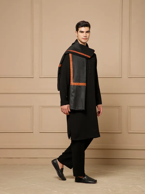 Black_Embroidered_Kurta_Pajama_Set_for_Men