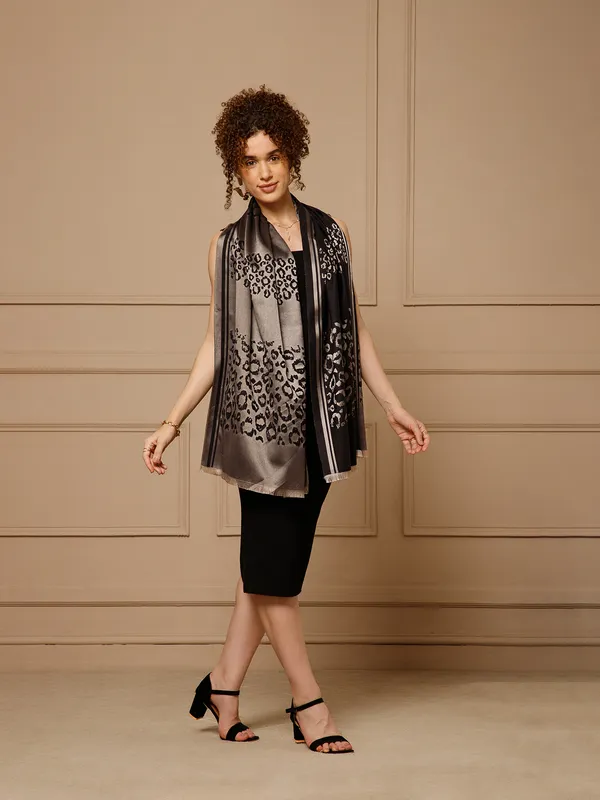 Black_Animal_Print_Wrap_Stole_for_Women