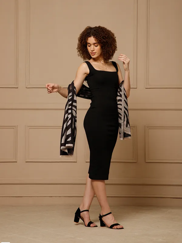 Black_Sleeveless_Midi_Dress_With_Printed_Overlay