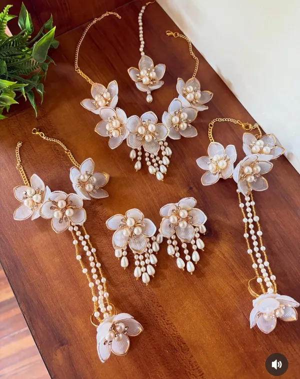 White_Floral_Pearl_Bridal__haldi_Jewellery_Set
