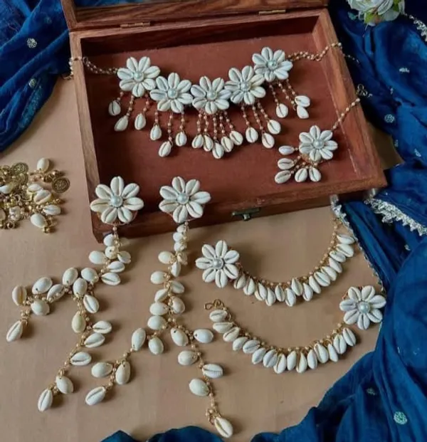 White_Shell_Floral_Jewellery_Set_For_Women