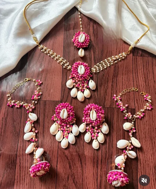 Pink_Beaded_Shell_Bridal__haldi_Jewellery_Set_for_Women