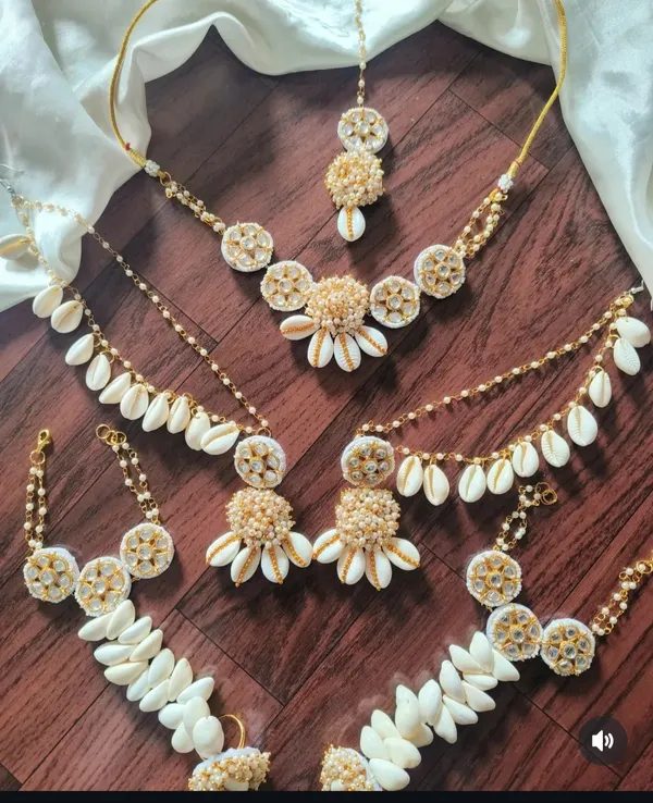 Gold_Tone_Shell_Style_Beaded_Jewellery_Set_for_Women