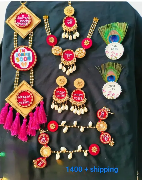 Customized_Baby_Shower_Mom_To_Be_Jewellery_And_Badge_Set