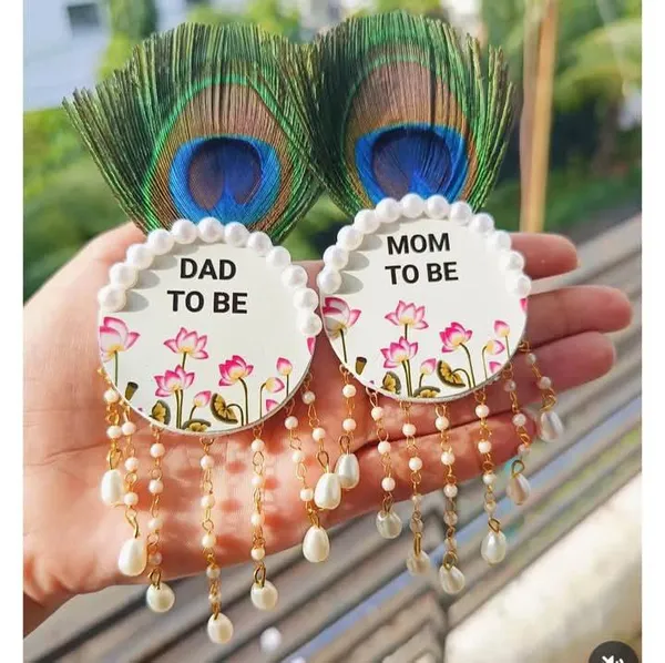 Peacock_Feather_Mom_And_Dad_To_Be_Badge_Set_for_baby_shower