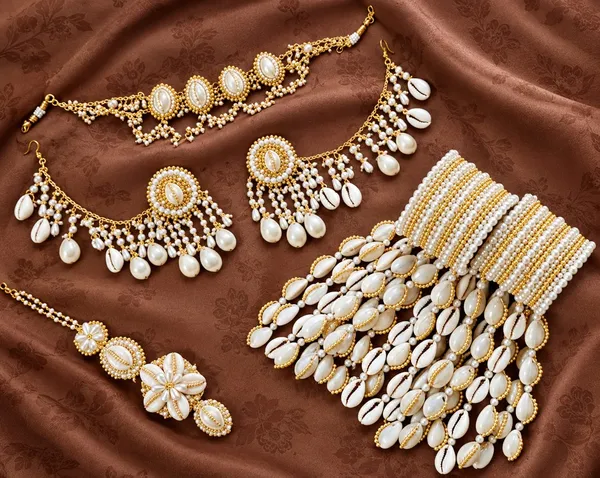 Gold_Tone_Pearl_Shell_Bridal_Jewellery_Set_for_Women