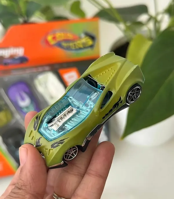 Color_Changing_Alloy_Toy_Cars_Set,_Temperature_Activated_Die-Cast_Style_Mini_Racing_Cars,_Pack_of_6,_Ages_3+