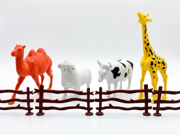 Farm_Animal_Figures_Playset,_Camel,_Giraffe,_Sheep_&_Cow,_with_Fence_and_Tree_Accessories,_for_Kids_3+